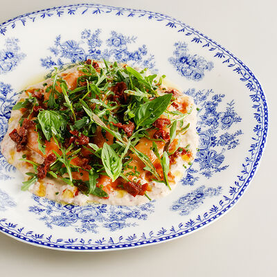 Королевские креветки тоннато с руколой и вялеными томатами в Crevette по цене 890 ₽