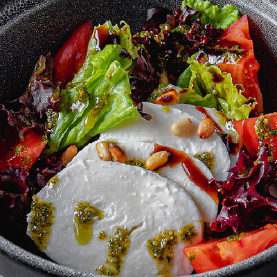 Бизнес-ланч Салат с моцареллой и томатами в Goodman по цене 450 ₽