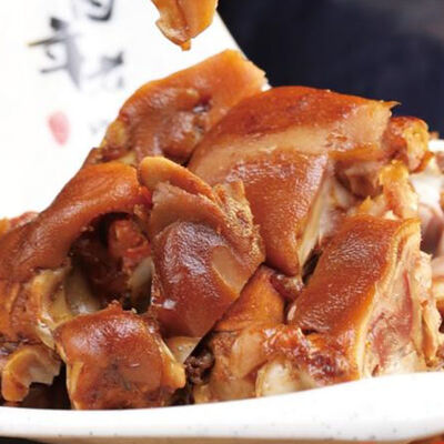 01. Сваренные в рассоле свиные ножки в Malatan Gong Qilin Tea по цене 936 ₽