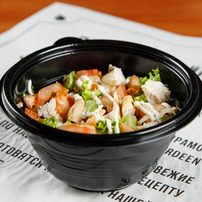 Салат Цезарь в МЯСО ЕСТЬ по цене 400 ₽