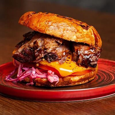 Бургер с говяжьим ребром в Ребра по цене 780 ₽