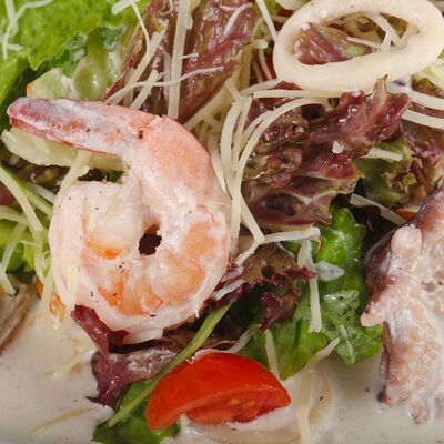 Салат с морепродуктами в сливочном соусе в Мансарда по цене 950 ₽