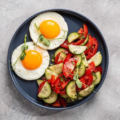 Яичница с летним салатом в Fritto по цене 450 ₽