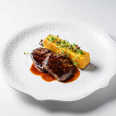 Медальоны из говяжьей вырезки с полентой в Capo Ristorante по цене 1700 ₽