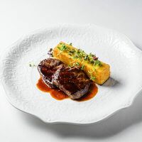 Медальоны из говяжьей вырезки с полентой в Capo Ristorante