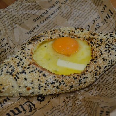 Хачапури по-аджарски с кунжутомв Гостиный дворик по цене 610 ₽