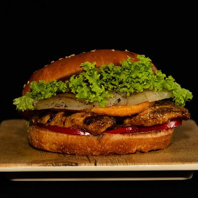 Бургер Гавайская курочка в Black angus по цене 499 ₽