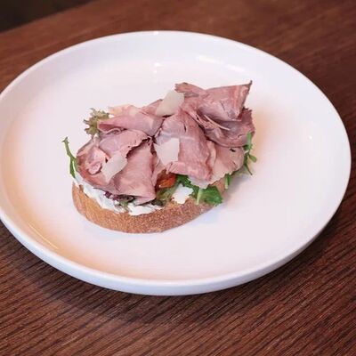 Брускетта с ростбифом, печеными овощами и пармезаном в Миллениал по цене 530 ₽