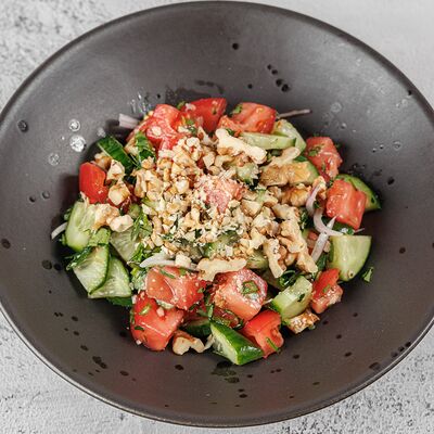 Овощной салат с орехами в Мясоед по цене 570 ₽