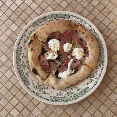 Мини пицца с окороком, страчателлой и вялеными томатами 20см в Мари по цене 440 ₽