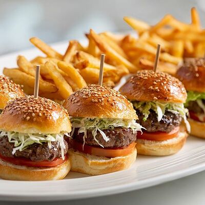 Мини-бургеры с говядиной и картофелем фри Xl в Кофемания по цене 2800 ₽