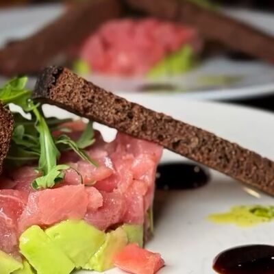 Тартар из тунца в Легенда по цене 540 ₽