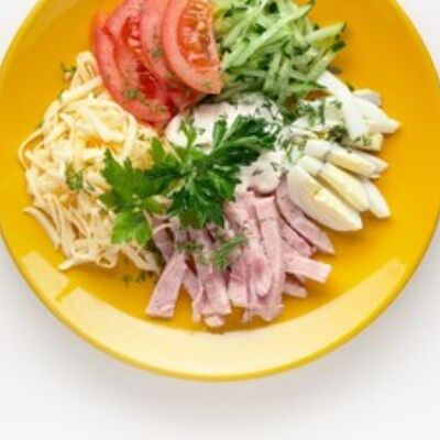 Салат с ветчиной, сыром и овощами в КинзаЗа по цене 275 ₽