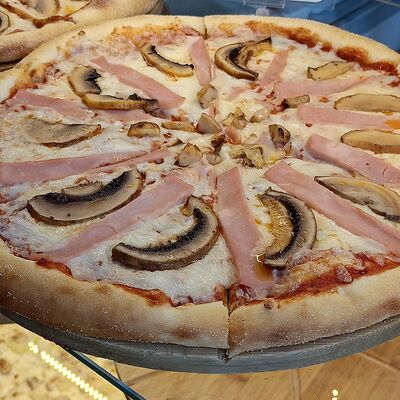 Пицца Ветчина-Грибы в Жарко вкусно по цене 750 ₽