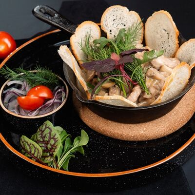 Свинина по-немецки в РАХАТ по цене 685 ₽