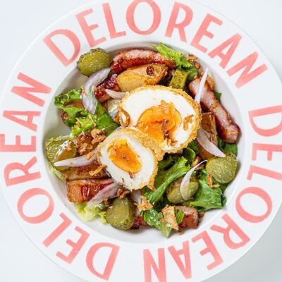 Салат с запеченным картофелем, беконом и хрустящим яйцом в Delorean по цене 480 ₽