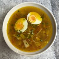 Куриный бульон с домашней лапшой и яйцом в u.bistro