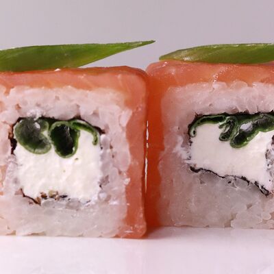 Филадельфия с креветкойв Вьюнов ролл по цене 730 ₽