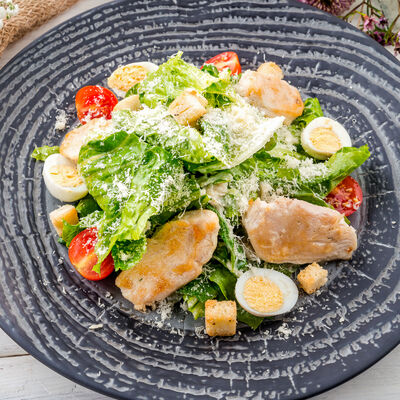 Салат Цезарь с курицей в MANANA по цене 490