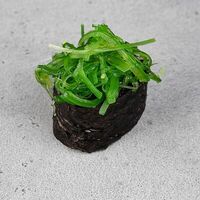 Гунканы с салатом из маринованных водорослейв Табаско