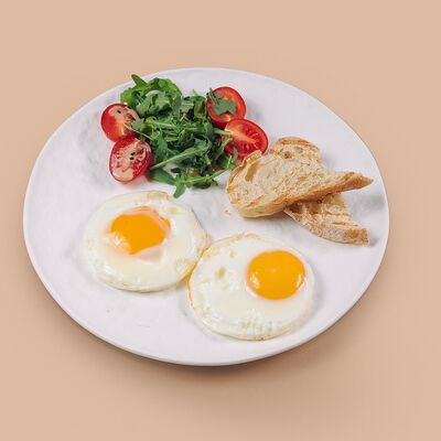 Глазунья из двух яиц с руколой и томатами черри в Balcon Day & Night по цене 249 ₽