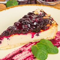 Десерт Тарт с черной смородиной в Луиджи & Тосё