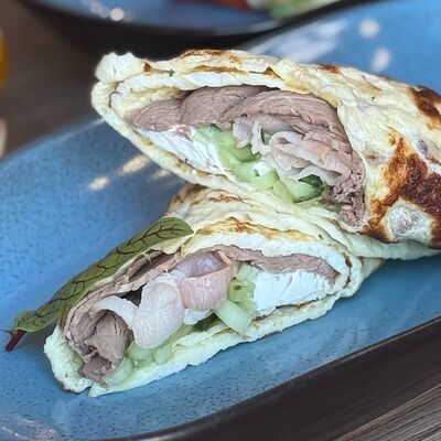 Ролл из омлета с говядиной и беконом в Savoiardi по цене 440 ₽