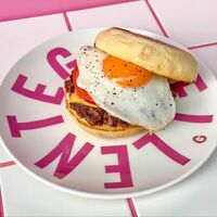 Маффин с говяжьей котлетой в Eggsellent