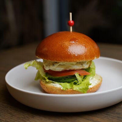 Бургер с яйцом в Корова на бочке по цене 560 ₽