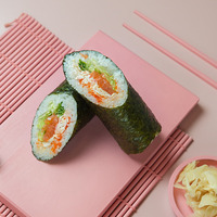 Суширрито с лососем и крабом в Rollwell