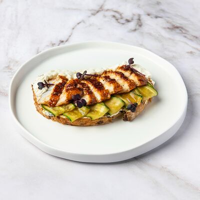 Брускетта с угрем и битыми огурцами в Хлеб и Вино по цене 950 ₽