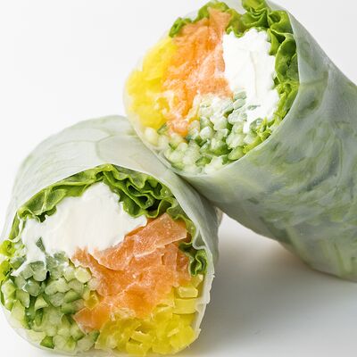 Спринг-ролл с лососем в Вкусно разно по цене 635 ₽