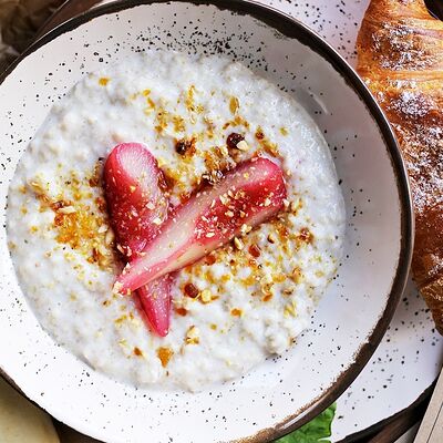 Овсяная каша с томлёной грушей и грецким орехом в LOFT по цене 800 ₽