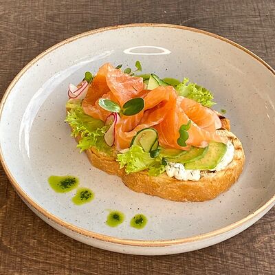 Брускетта с лососем в Fllore cafe по цене 699 ₽