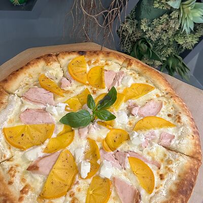 Пицца с хурмой и копченой курицей в Foodlink по цене 750 ₽