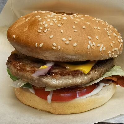 Бургер говяжий с беконом в ВкусноПарк по цене 549 ₽
