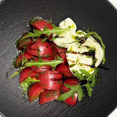 Буррата с узбекскими помидорами и соусом базилик в Западный сад ! по цене 900 ₽