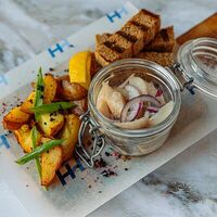 Сельдь с картофелем, гренками и луком в The Brasserie