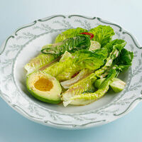 Зеленый салат с авокадо и ореховой заправкой в Терраса