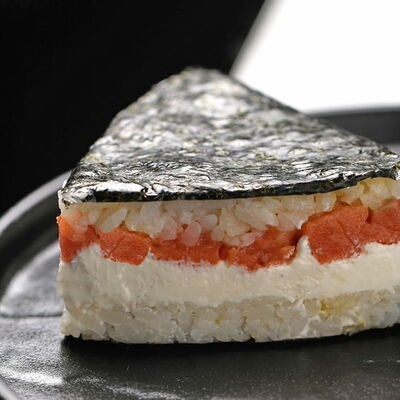 Онигири с лососем в Японский домик по цене 423 ₽