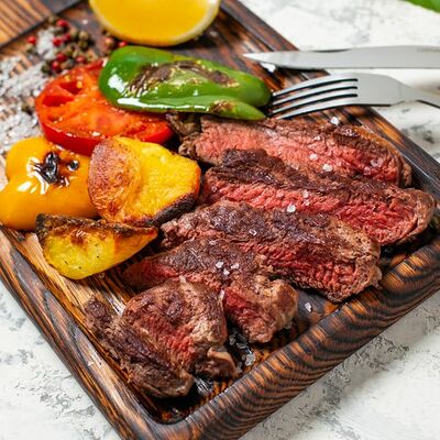 Вырезка из говядины с овощами в Il Pittore по цене 1360 ₽