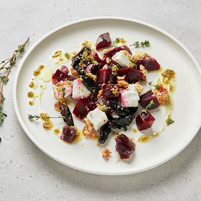 Салат со свеклой и сыром Фета в Штолле по цене 259 ₽