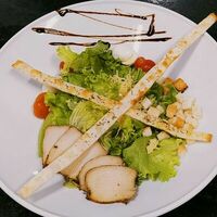 Салат цезарь с курицей в Чиполетти