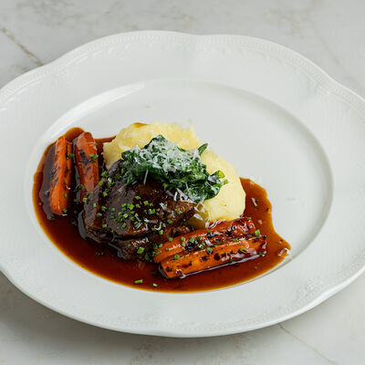 Томленые щечки бычка с картофельным пюре в Nomad по цене 1420 ₽