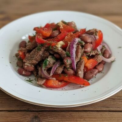 Салат с говядиной и фасольюв Сбалансированные тарелки по цене 690 ₽