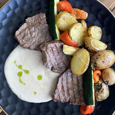 Медальоны из говядины с соусом из белых грибов и беби-картофелем в Fllore cafe по цене 989 ₽