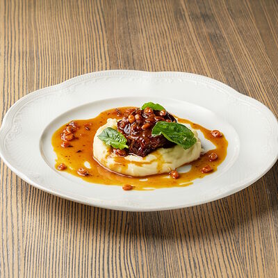 Томленая телячья щека с картофельным пюре и сладким демигласом с облепихой в Онегин дача по цене 1190 ₽