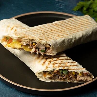 Шаурма maxi с курицей и сыром в SFC по цене 468 ₽