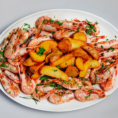 Жареные креветки с картофелем по-деревенскив Магадан по цене 1450 ₽
