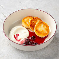 Сырники со сметаной и вареньем на выбор в Шоколадница